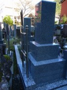 後ろに塔場建て