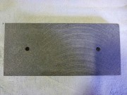 表札の裏に穴を空けます