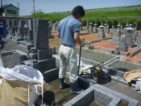 砕石を取ってタコで突き固めます