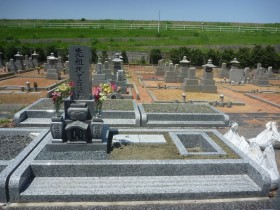 御影石納骨室と墓誌の補強石