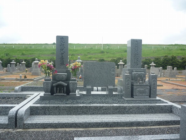 吉祥石と庵治石のお墓