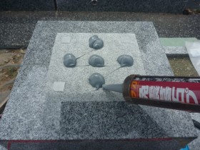 免震シリコン＋免震接着剤施工で地震対策施工２