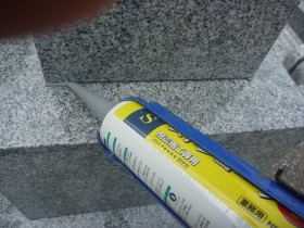 石材専用の耐震接着剤で目地を仕上げる