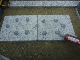 墓誌も免震シリコン＋免震接着剤施工で地震対策施工