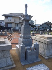 鏡島弘法乙津寺墓地建立の宝篋印塔