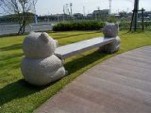 石のベンチ