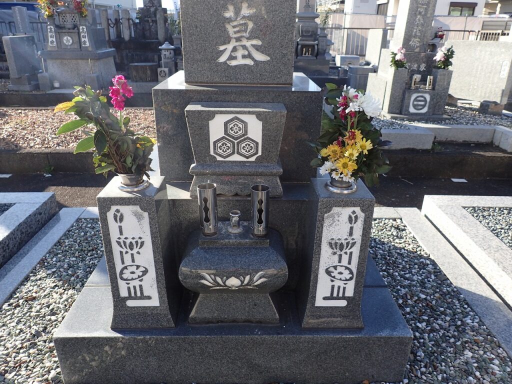 墓石文字の白ペンキ剥がし前