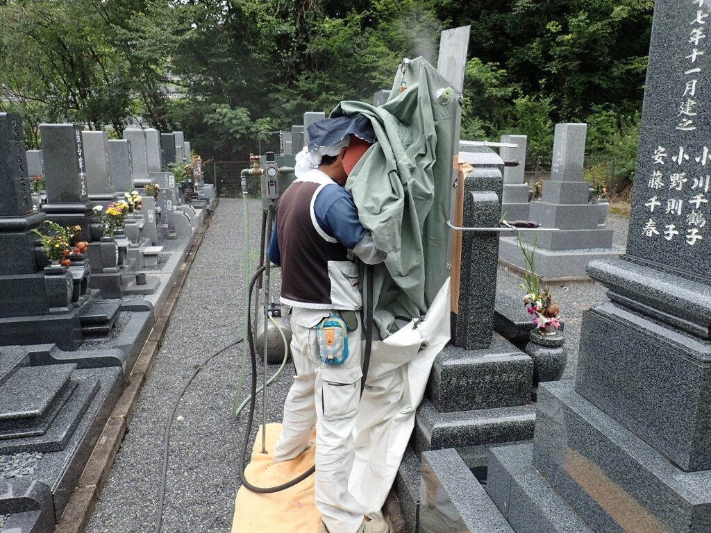 お墓の名入れ文字彫り作業風景