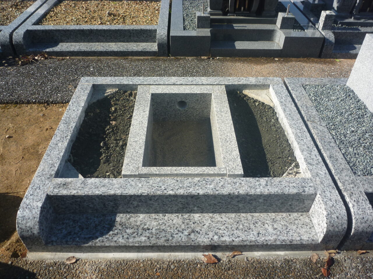 二段型とデザイン墓石のカロート