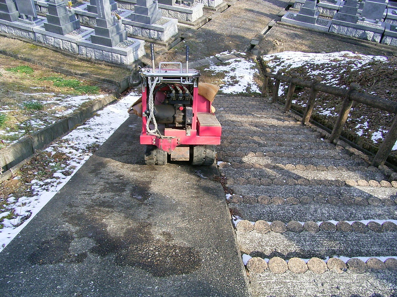 急な階段を下る運搬車