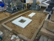 小川様　御影石納骨室と墓誌の補強石