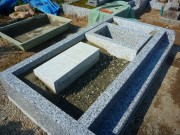 墓誌の補強石と御影石納骨室