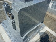地震対策施工の墓誌
