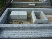 御影石納骨室と墓誌の補強石