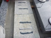 墓誌の補強石の上に地震対策施工をして墓誌を組みます