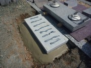 墓誌の補強石に耐震接着剤を使用して墓誌を建立