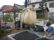 トン袋から砕石を入れているところ
