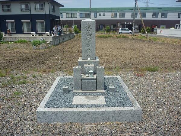 墓地 お墓の雑草対策には雑草の生えない防草マサ 玉砂利 岐阜の墓石 お墓屋さん 高木石材の墓石リフォーム