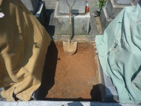 墓所の中をしっかり掘って地盤改良をします