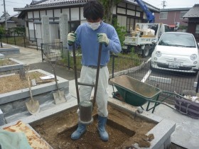 手ダコで突き固めます