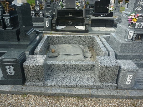 愛知県みよし市やすらぎ霊園でお墓建立の外柵基礎石工事