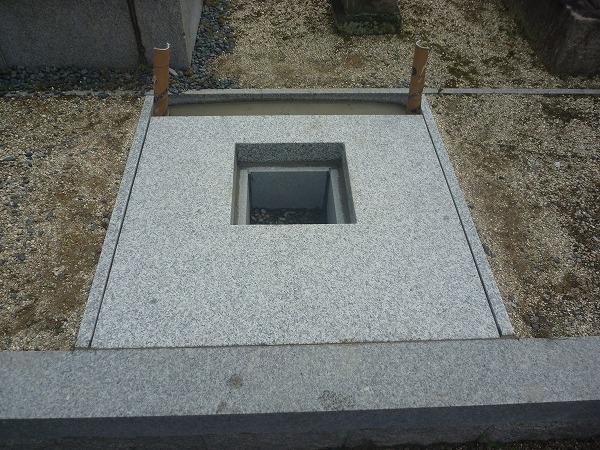 愛知県安城市野池墓地でお墓の御影石納骨室工事
