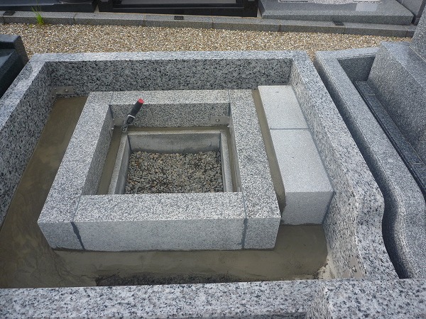愛知県みよし市やすらぎ霊園でお墓建立の御影石納骨室工事