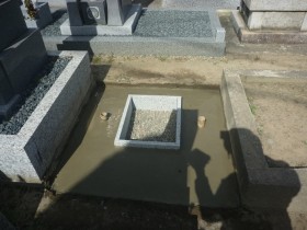 羽島市佛願寺墓地でデザイン墓石建立工事開始　基礎コンクリート
