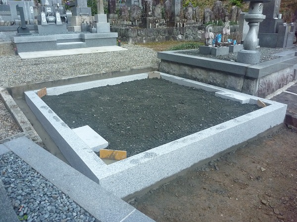 山県市大本寺墓地でお墓の下段外柵基礎石工事
