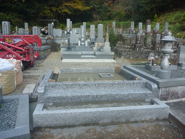 山県市大本寺墓地で御影石納骨室の基礎コンクリート
