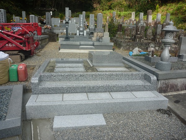 山県市大本寺墓地で外柵基礎石の仕上げしました