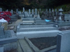 山県市大本寺墓地でお墓の四ツ石工事をしました