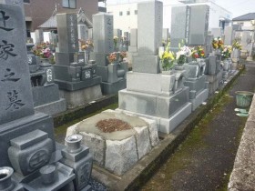 岐阜市宇佐墓地でお墓の傾き直し　ケンチ石組みました