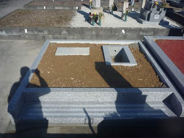 岐阜市新堀三反田墓地で砕石をいれました