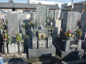 隣との間隔が狭い墓地