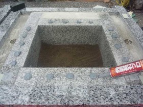 免震シリコン＋免震接着剤施工で地震対策施工