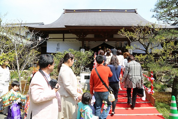 妙照寺様　稚児行列の写真撮影