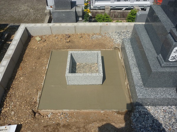 岐阜市市営墓地でお墓建立工事開始　よ地区その２ 基礎コンクリート