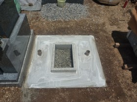 基礎コンクリートのレイタンスを除去してモルタル接着剤を塗ります