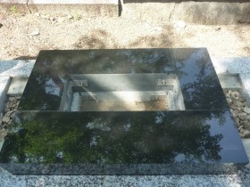岐阜市市営上加納墓地で、洋式のお墓の四ツ石工事