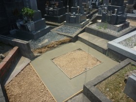 岐阜市観台寺墓地で基礎コンクリート工事