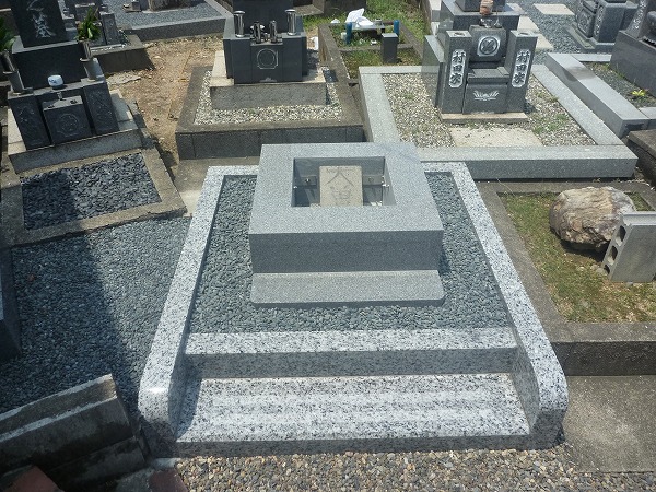岐阜市観台寺墓地で四ツ石組みました