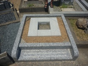 岐阜市観台寺墓地で御影石納骨室組みました