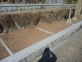 山県市東坂墓地で外柵基礎石組みました