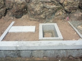 山県市東坂墓地で御影石納骨室組みました