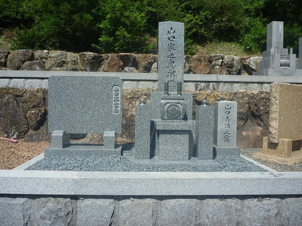 山県市東坂墓地で、天山石の神徒型墓石建立しました