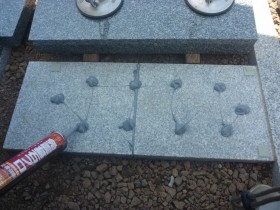 墓誌も補強石の上に耐震接着剤を使い組みます