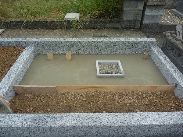 関市龍泰寺墓地でお墓の基礎コンクリートをしました