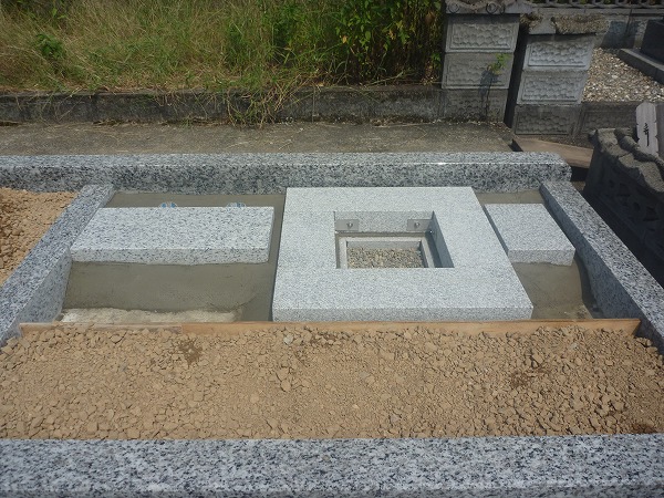 関市龍泰寺墓地で御影石納骨室工事をしました