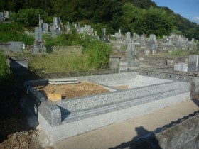 関市龍泰寺墓地で外柵基礎石上段組みました